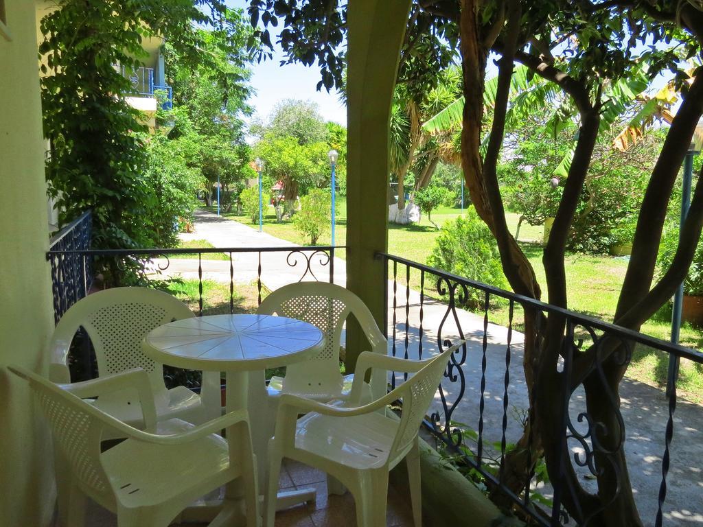 Maritime Hotel Apartments Petaloudes Экстерьер фото